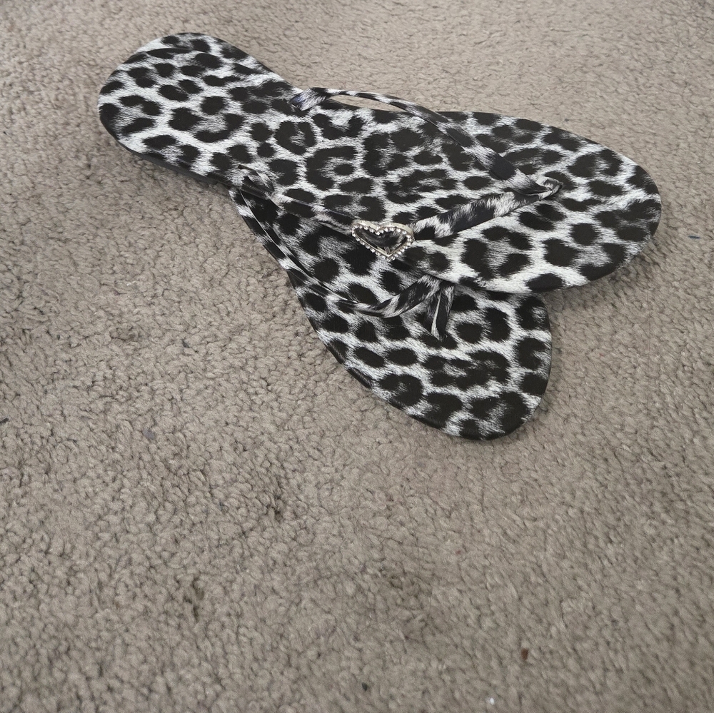 Stylish Black and White Flip Flops - Picture 6 of 7
